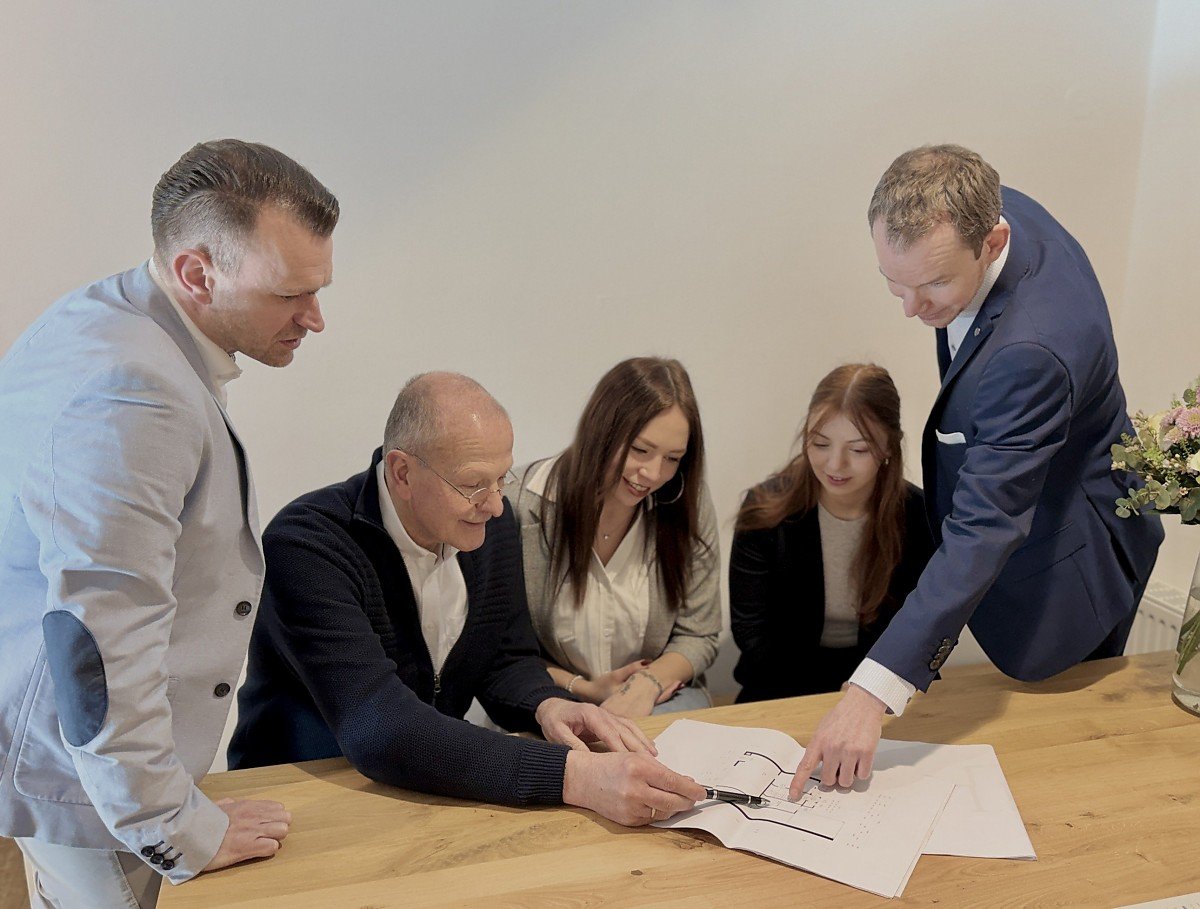 Maklerteam von Valentin Hauser Immobilien bei interner Besprechung