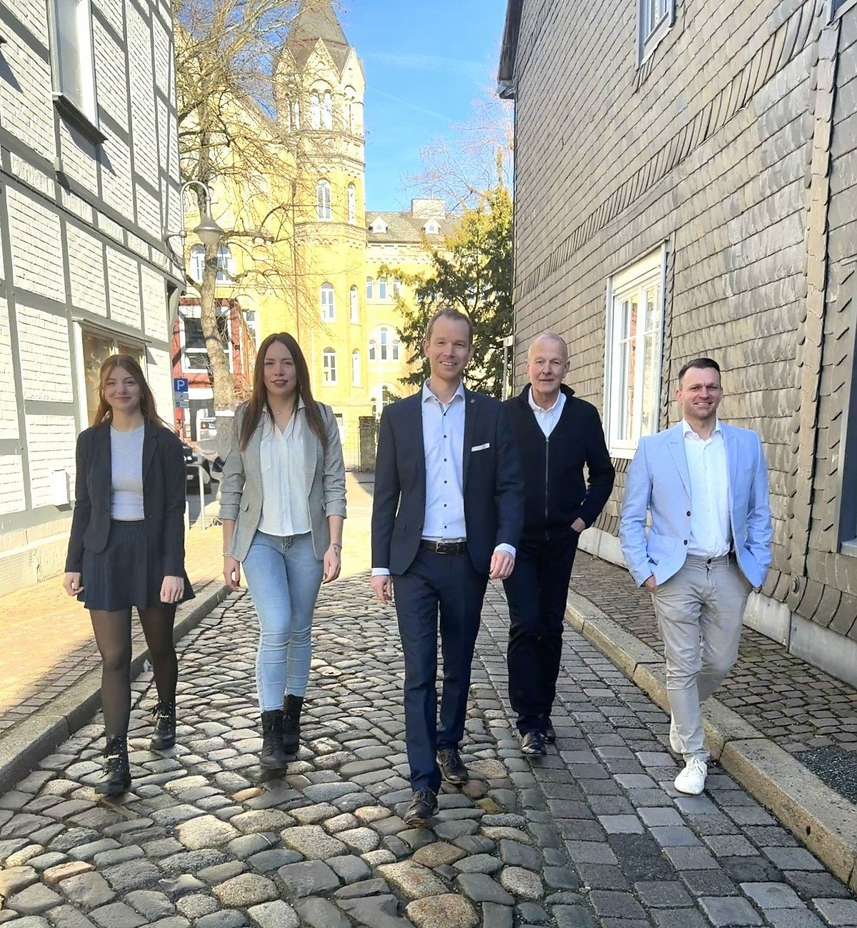 Team von Valentin Hauser Immobilien auf dem Weg zu einem Kundentermin