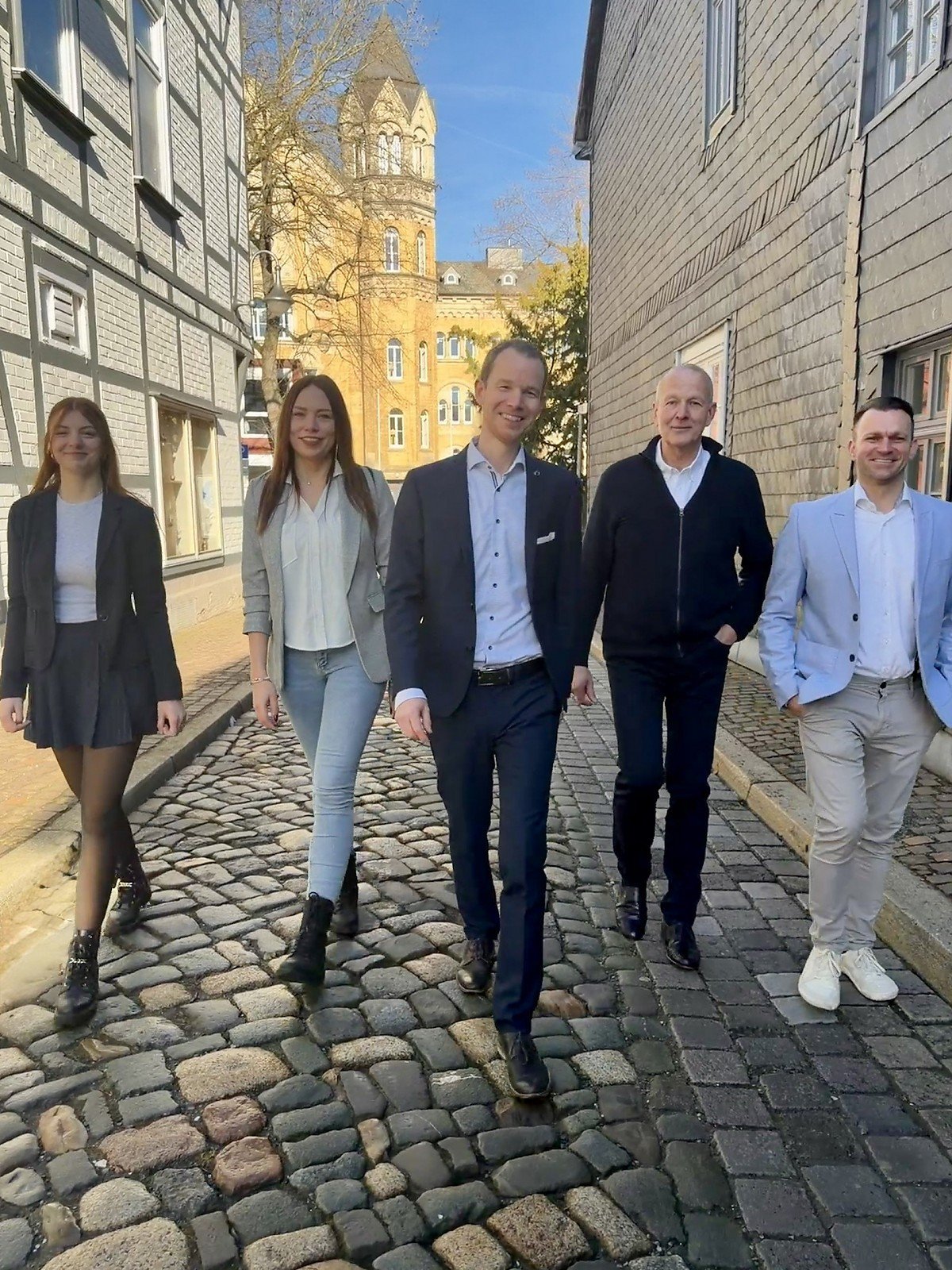 Team von Valentin Hauser Immobilien l�uft gemeinsam auf die Kamera zu � Immobilienmakler aus Goslar und Braunschweig