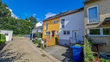 Stra�enansicht Reihenmittelhaus mit Garage und Garten in St�ckheim!