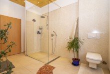Badezimmer Gro�z�gige Wohnung mit Balkon