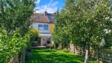 Ansicht Haus hinten Reihenmittelhaus mit Garage und Garten in St�ckheim!