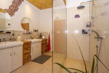 Badezimmer Gro�z�gige Wohnung mit Balkon
