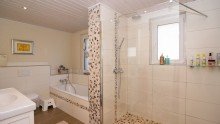 Badezimmer mit Wanne Kernsaniertes Einfamilienhaus in der Kernstadt Nord!