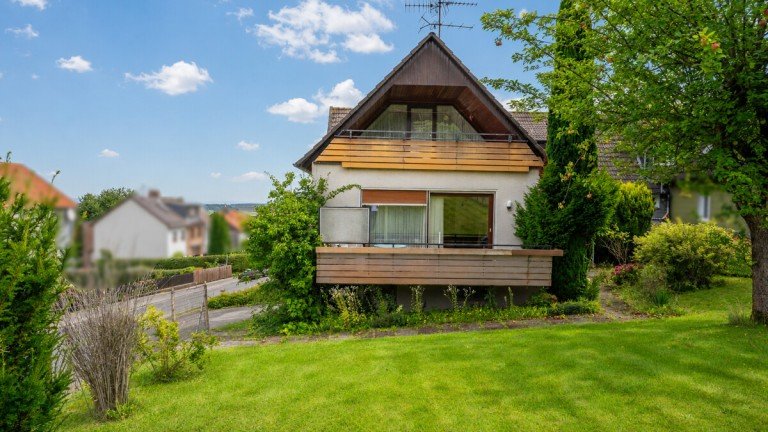 Aussenansicht Liebenburg / Gro� D�hren Doppelhaush�lfte Gro�z�giges Wohnhaus mit Weitblick und gro�em Grundst�ck in Gro� D�hren