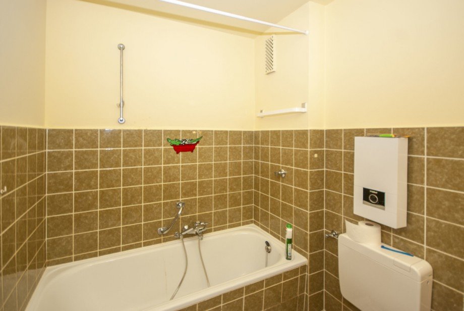 Badezimmer + Badwanne Etagenwohnung Braunschweig