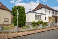 Bild (a02cc91ee65a79f62e5ffe38099c385e): Doppelhaush�lfte mit Garten und Garage