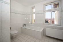 3.OG - Badezimmer + Badewanne Historisches Mehrfamilienhaus - Gepflegte Kapitalanlage