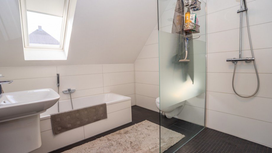 Bad mit Dusche und Badewanne Einfamilienhaus Braunschweig / Watenb�ttel