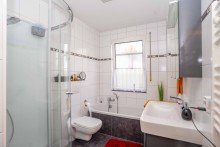 Badezimmer Komfortable Erdgeschosswohnung mit S�dterrasse und Garten