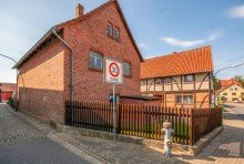 Stra�enansicht Gro�z�giges Anwesen mit Wohnhaus, Scheune und viel Platz in Immenrode