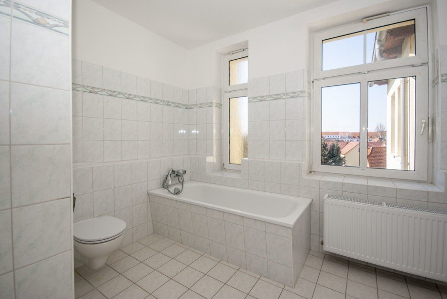 3.OG - Badezimmer + Badewanne Mehrfamilienhaus Halberstadt