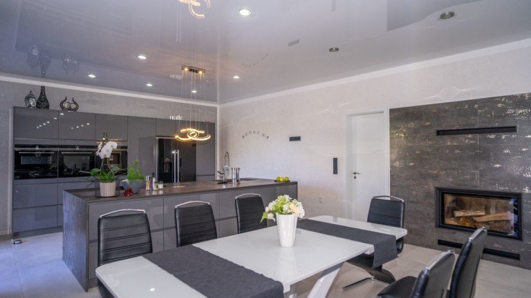 Essbereich mit Kamin Tiddische Villa Stadtvilla mit Klasse & Klarheit